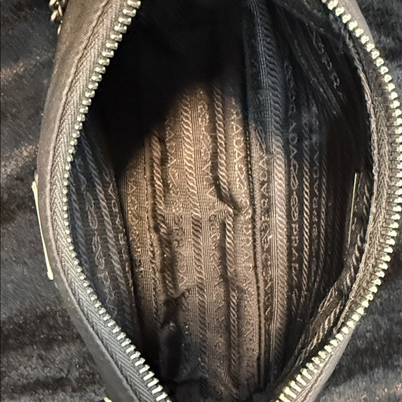 Prada Re-Edition 2005 Re-Nylon bag in black - Picture 6 of 13